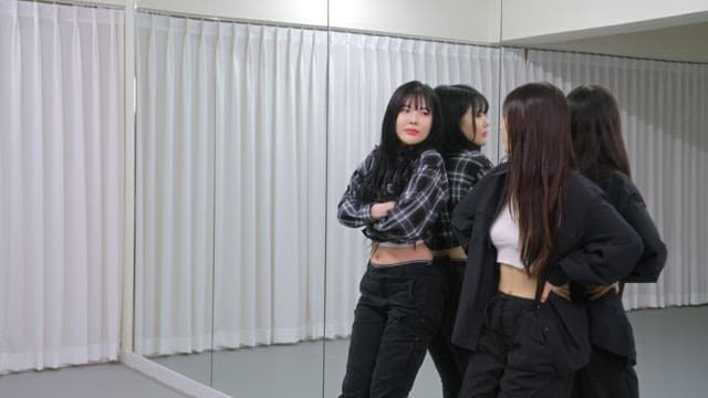 실내에서 대화하는 친구들