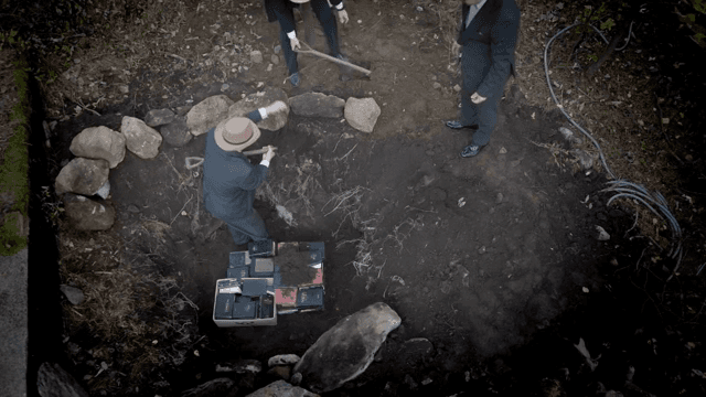 땅을 파서 무언가를 묻는 모습