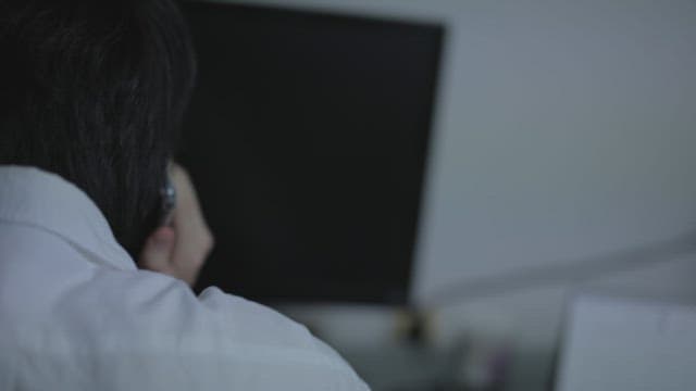 전화를 받은 남성이 급하게 복도를 걸어가는 모습