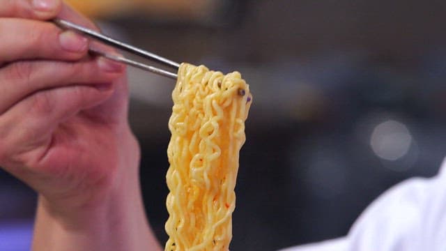 Chop of ramyeon picked up with chopsticks