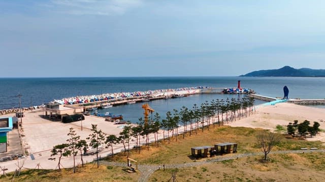 다채로운 방파제가 있는 해안 항구
