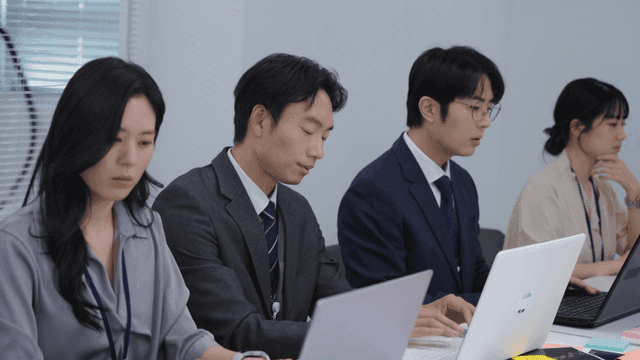 노트북과 문서가 있는 비즈니스 회의