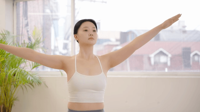 실내에서 요가를 연습하는 여성