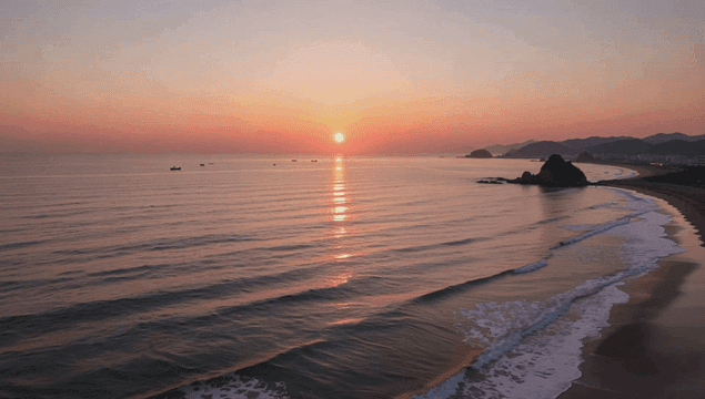 일몰의 고요한 해변과 파도