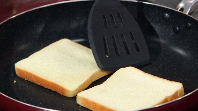 프라이팬에서 빵 굽기