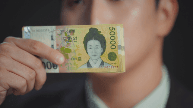 돈으로 눈을 가린 채 웃고 있는 남자