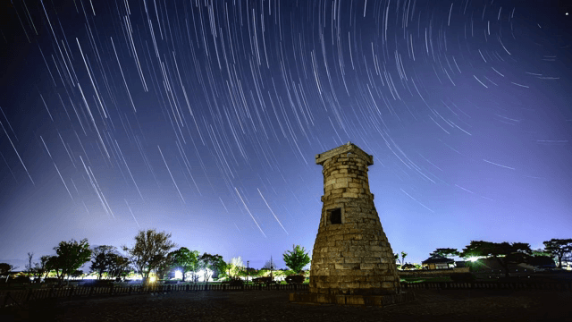 별이 빛나는 하늘 아래의 첨성대