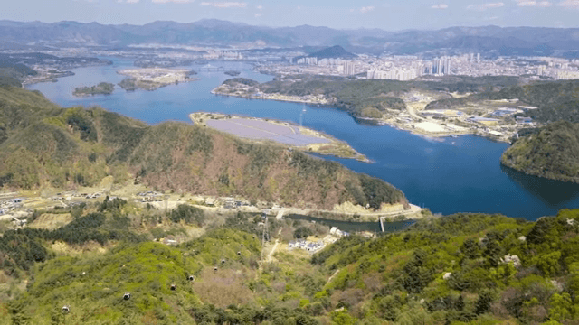 산과 도시의 경치