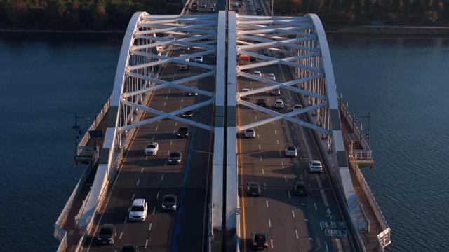 차량이 지나가는 강 위의 다리