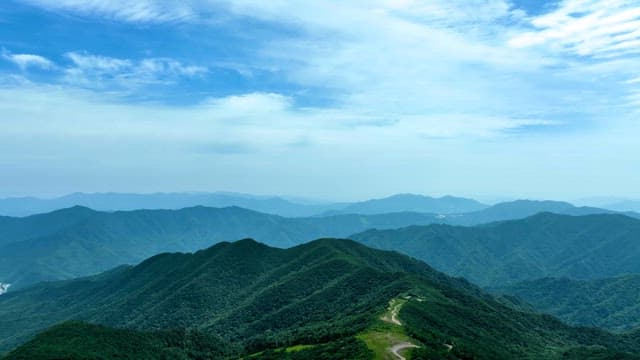 푸른 하늘 아래 울창한 산맥