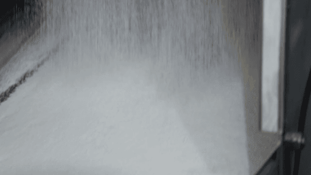 기계에서 가공되는 쌀