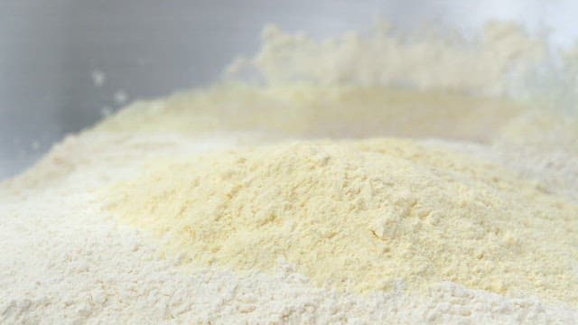 밀가루와 검은깨 섞기