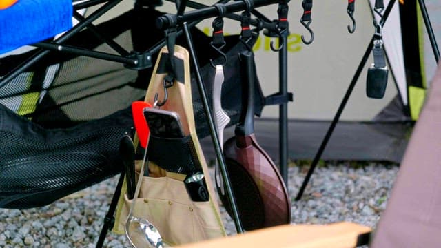 야외 캠핑 장비와 걸린 조리 도구