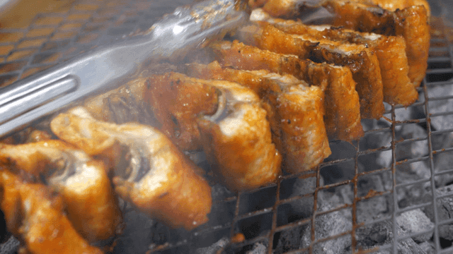 한 번에 뒤집어지는 매운 양념 장어 구이들