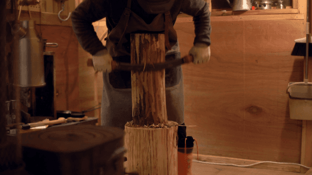 실내에서 나무를 다루는 사람