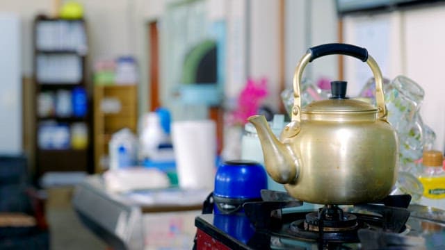가스레인지 위에 올라가있는 금속 주전자