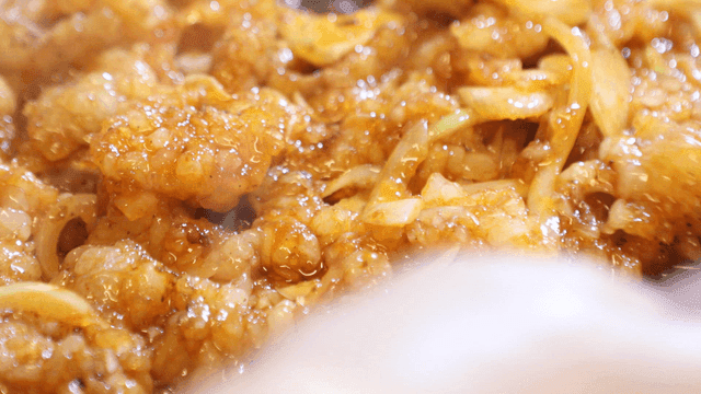 Stir-fried large intestines on iron plate