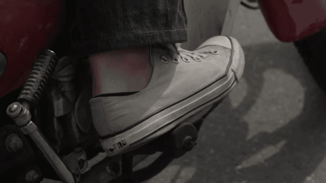 오토바이 페달에 올리는 발