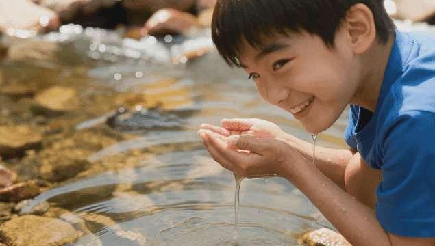 맑은 시냇가에서 노는 아이