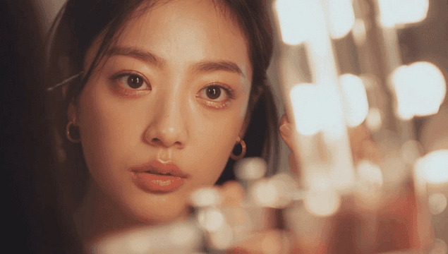 거울 앞에서 화장하는 여성