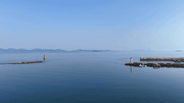 등대가 보이는 잔잔한 바다