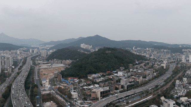 고속도로와 언덕이 있는 번화한 도시