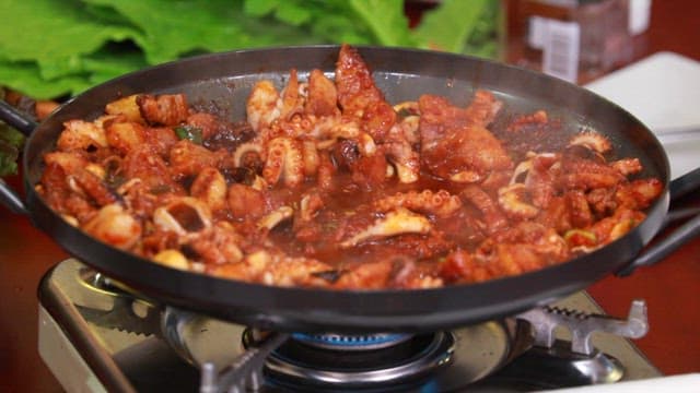 가스버너 위 팬에서 요리되는 쭈꾸미 삼겹살 볶음
