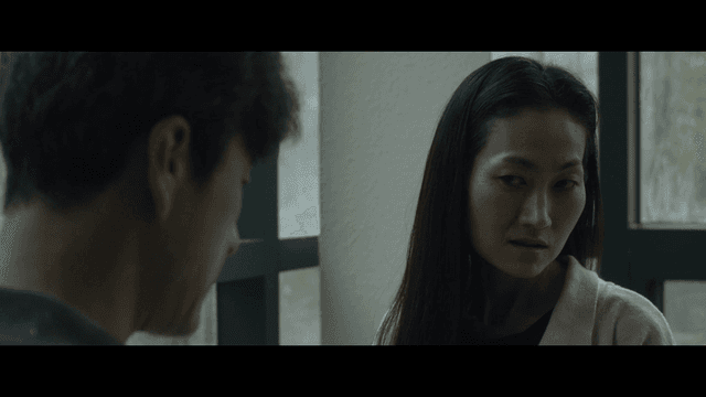 남성의 말을 듣고 있는 분노한 여성