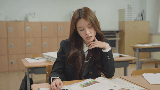 교실에서 어려워하며 공부하는 학생