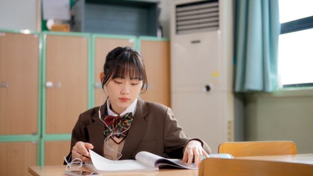 학생들이 공부하며 이어폰을 나눠 듣는 모습