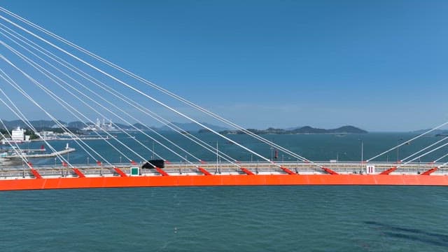 바다 위의 대형 현수교