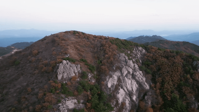 안개가 낀 새벽 산 풍경
