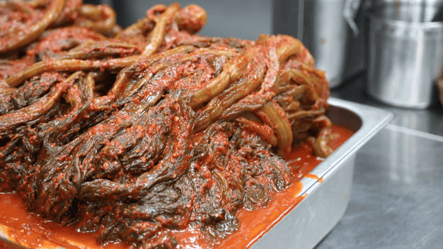 Fresh gatgimchi dripping broth on metal tray