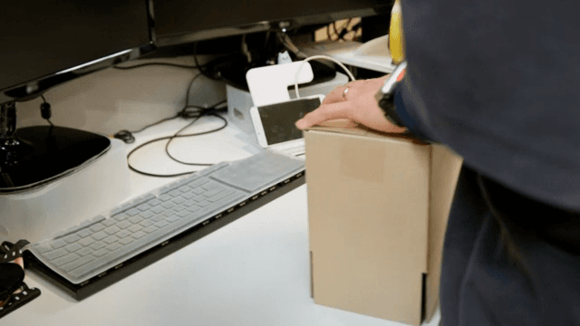 책상에서 상자를 포장하는 사람