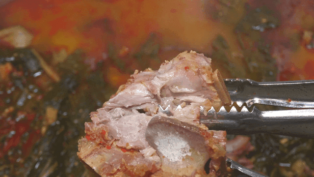 집게로 찢어지는 부드러운 우거지 감자탕