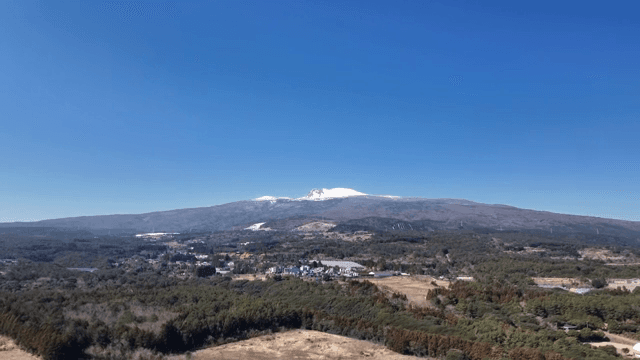 눈 덮인 산이 있는 광활한 풍경