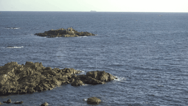 파도가 치는 바위 해안