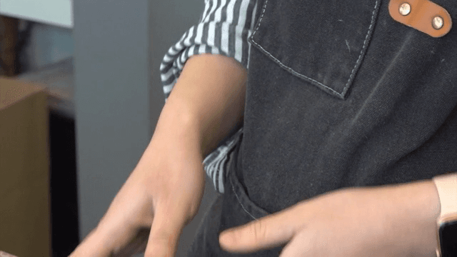 실내에서 검은 상자를 조립하는 사람