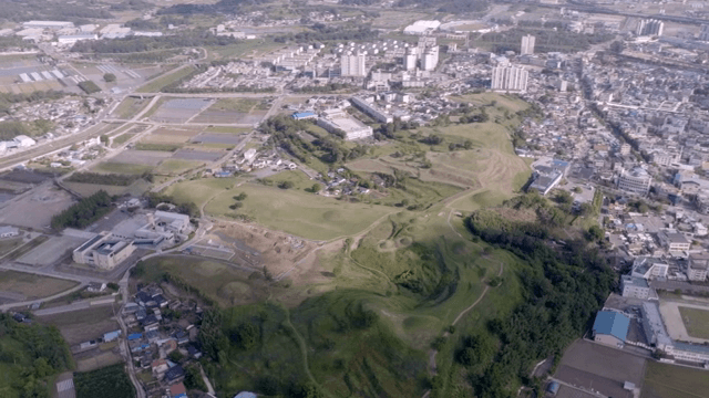 녹색 언덕이 있는 도시의 항공 뷰