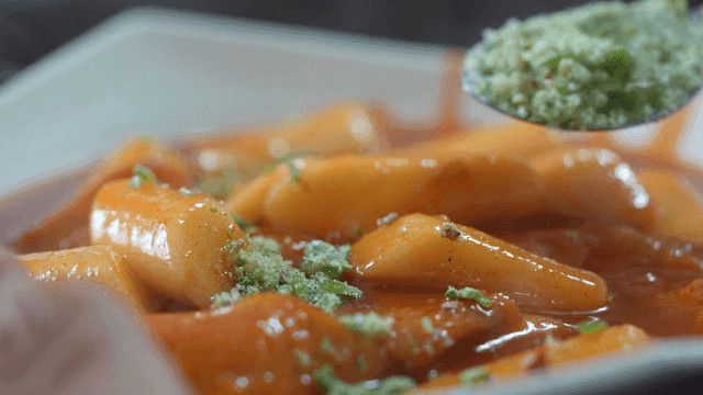 Green onion powder sprinkled on spicy tteokbokki