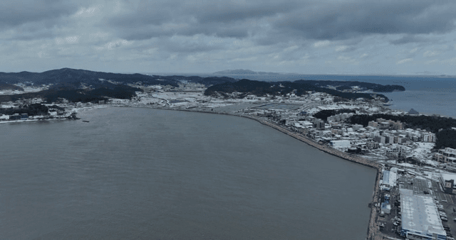 건물들이 있는 눈 덮인 해안 마을