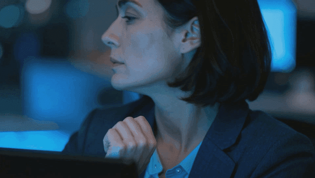 늦은 밤 집중하는 여성