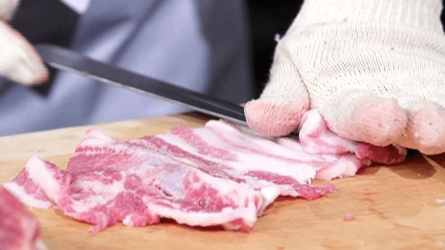 칼로 생고기를 자르는 모습