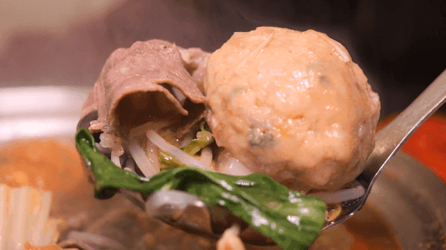 Rolled dumpling hot pot scooped out with ladle