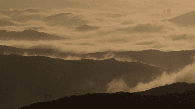 새벽에 구름이 있는 산