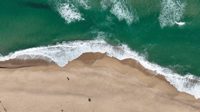 모래사장에 부딪히는 잔잔한 파도