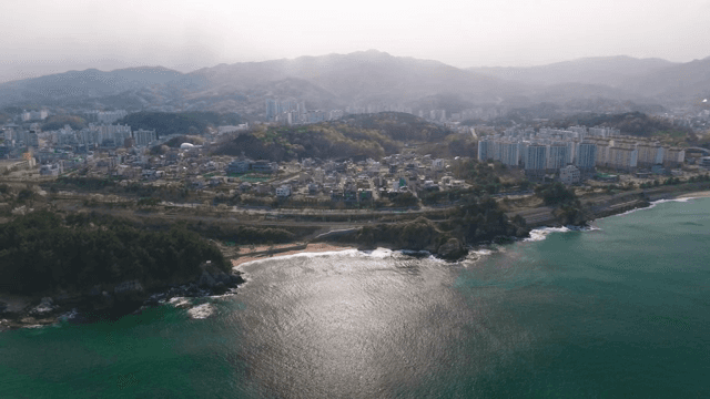 배경에 산이 있는 해안 도시