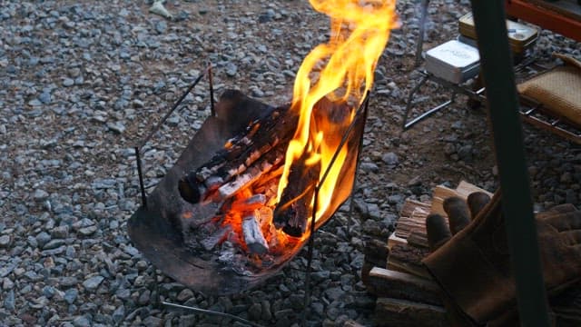 Campfire made by putting firewood in a campsite stove