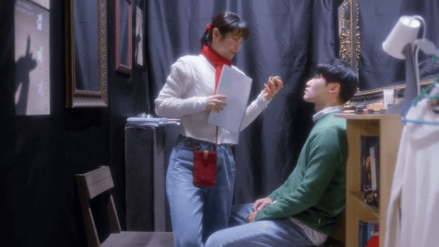 실내에서 대화하는 커플