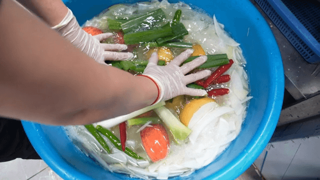 각종 과일과 채소를 넣어 육수 준비